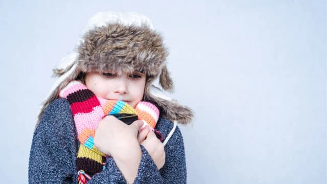 Co zrobić gdy dziecko ma dreszcze? Kluczowe kroki i objawy do obserwacji Co zrobić gdy dziecko ma dreszcze? Kluczowe kroki i objawy do obserwacji