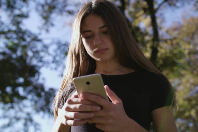 Czy rodzice mogą czytać wiadomości swojego dziecka? Prawo i etyka Czy rodzice mogą czytać wiadomości swojego dziecka? Prawo i etyka